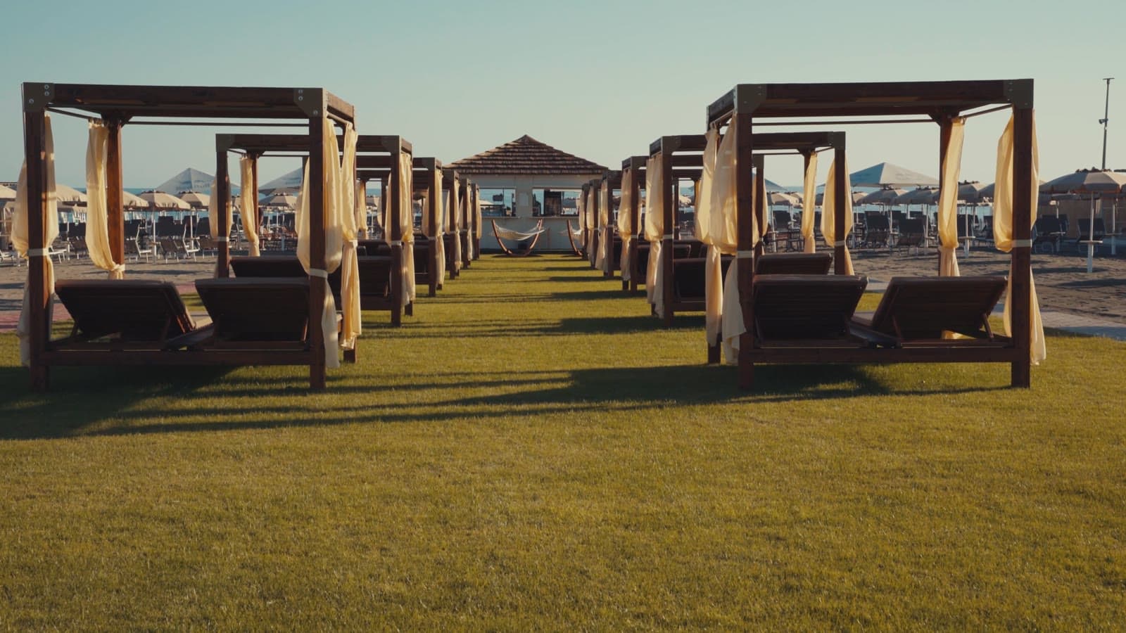 La spiaggia e il mare dello stabilimento IF a Ostia Lido